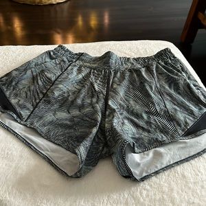 Lululemon Hotty Hot High-Rise lined short, 4”, size 6, black, green, blue